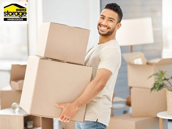 Hombre cargando cajas